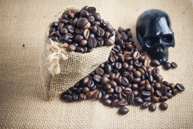 Granos de café tostados en saco de bolsa