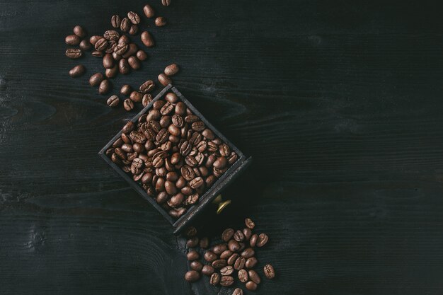 Granos de café tostados sobre negro