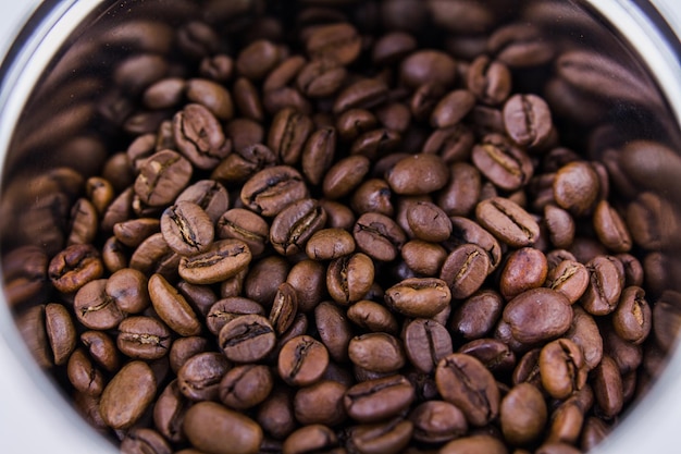 Granos de café tostados en un tarro redondo