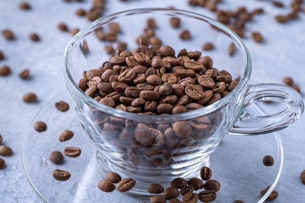 Granos de café tostados en una taza.