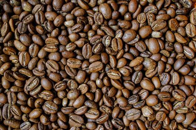 Granos de café tostados en un tazón de madera