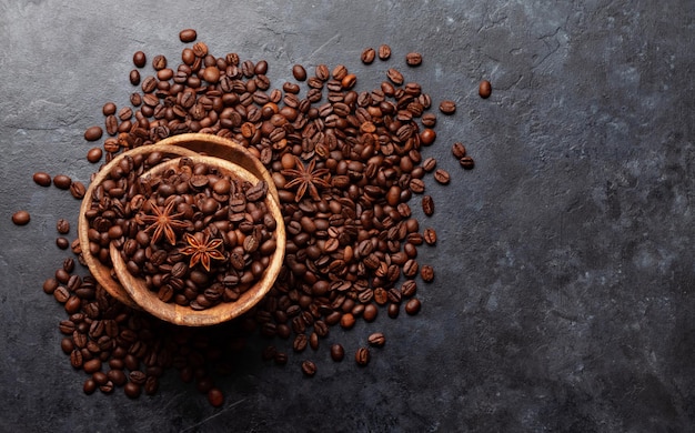 Granos de café tostados en un tazón de madera