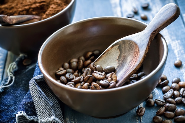 Granos de café tostados en un tazón