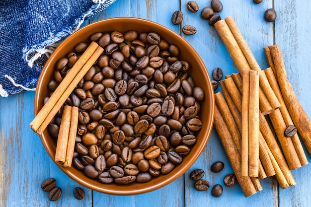 Foto granos de café tostados en un tazón