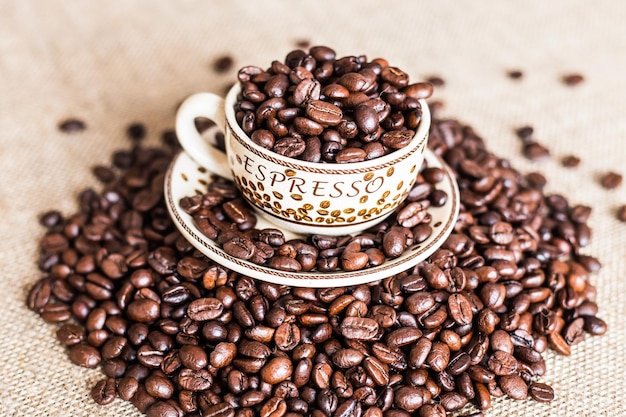 Granos de café tostados con tema de taza de café