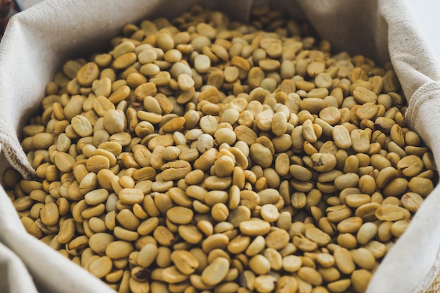 Foto los granos de café verde en el saco.