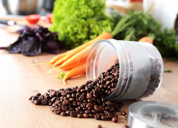 Granos de café y verduras en la mesa de la cocina