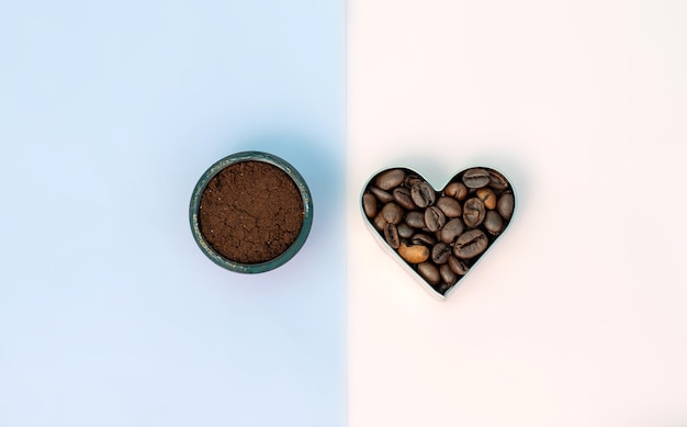 granos de café vs café en cápsulas, vainas. granos de café tostados en forma de corazón para galletas