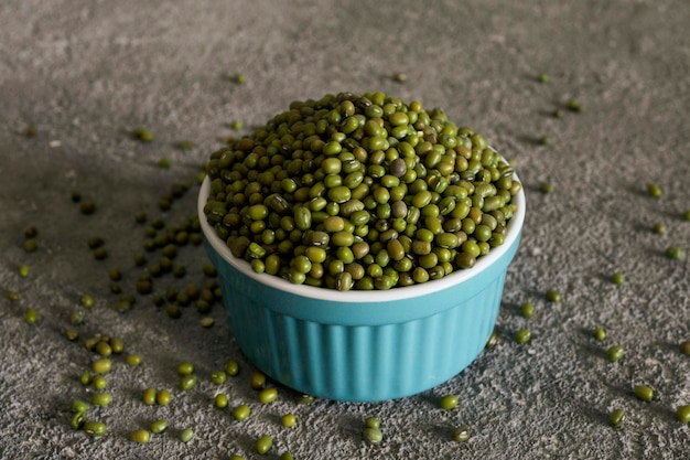 Foto granos de frijol mungo en un cuenco de primer plano comida vegetariana comida saludable