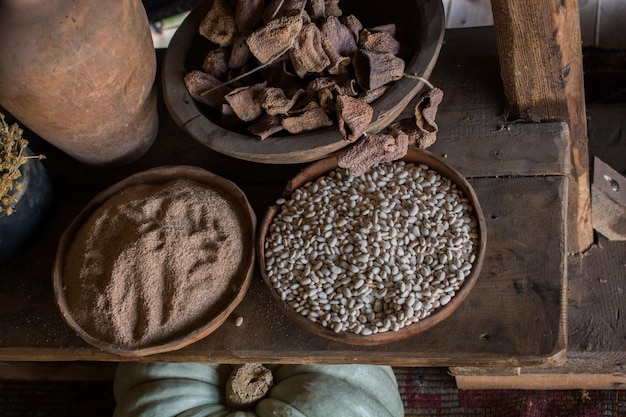 Granos de frijoles en tazones de madera en exhibición