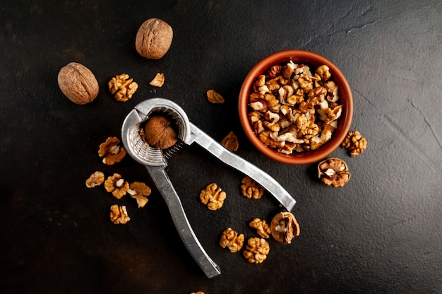 Granos y nueces enteras sobre un fondo de piedra