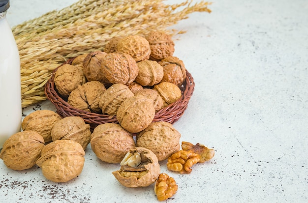 granos de nueces y nueces enteras