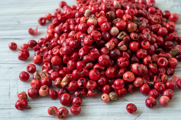 Granos de pimienta roja brasileña rosa o rosa schinus terebinthifolius