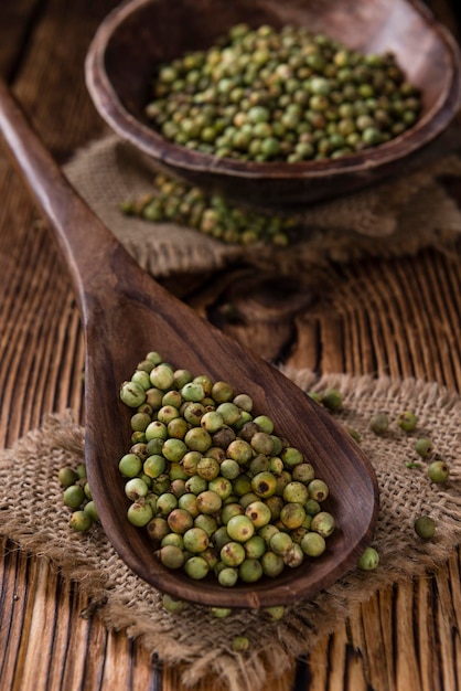 Granos de pimienta verde enteros