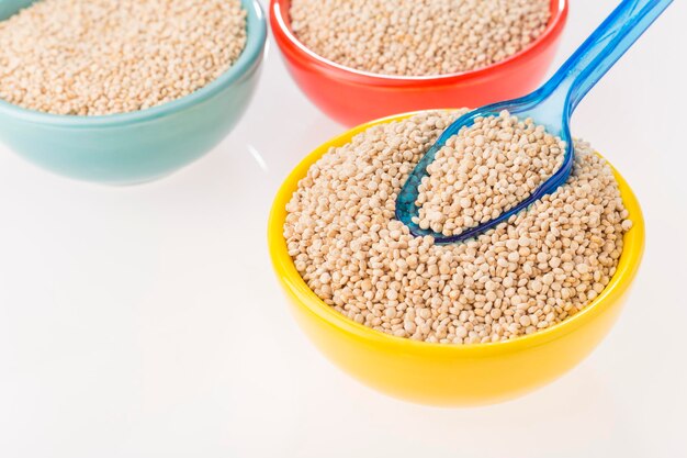 Granos de quinua en un recipiente aislado sobre fondo blanco Chenopodium quinoa