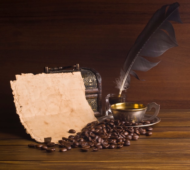 Granos y taza de café con