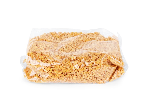 Granos de trigo sarraceno aislado en blanco