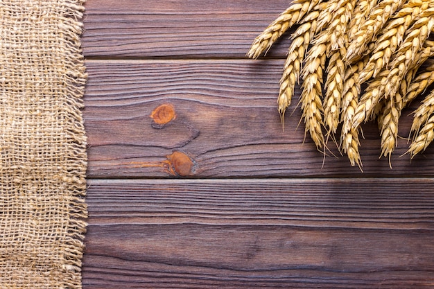 Granos de trigo sobre fondo de tablón de madera Concepto de cosecha