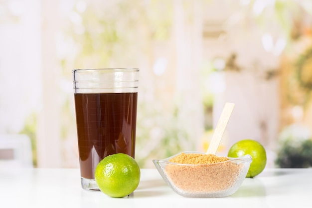 Granulierte Panela- oder Zuckerrohrbonbons und Zitrone in der Küche typisches Essen von Kolumbien