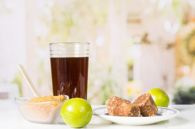 Granulierte Panela und Agua de Panela und Zitrone oder Zuckerrohrbonbons und Zitrone in der Küche typisches Essen von Kolumbien