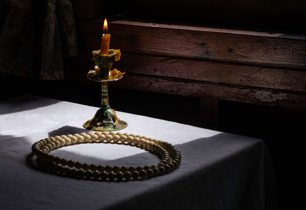 Grânulo na gaze branca na sala de Buda para meditação. Meditação budista