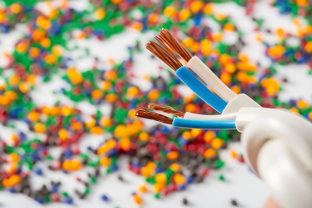Grânulos plásticos coloridos do polímero para o cabo