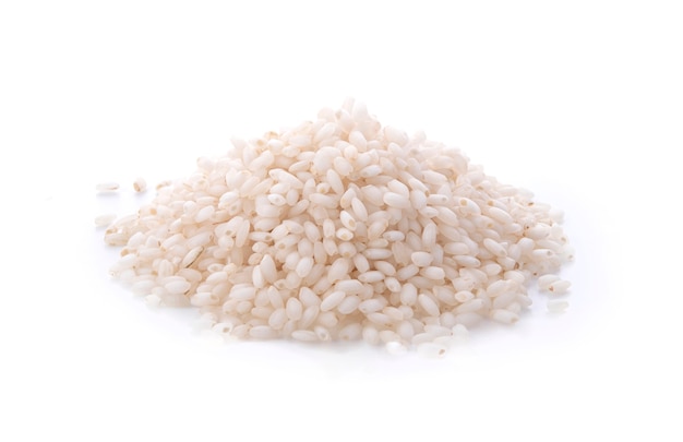 Grão de arroz isolado em fundo branco