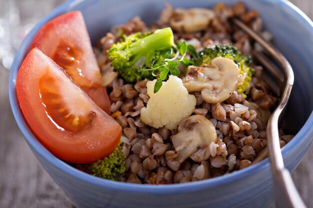 Foto grão-de-bico com cogumelos e legumes