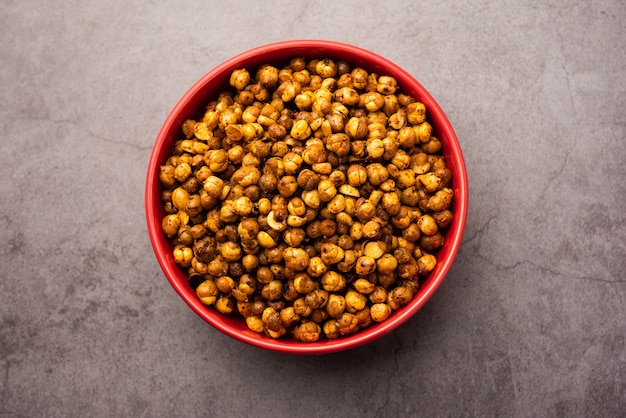 Grão-de-bico crocante picante ou frito ou futana com páprica, foco seletivo. Saboroso lanche vegetariano popular ou acompanhamento ou chakna consumido com coquetéis