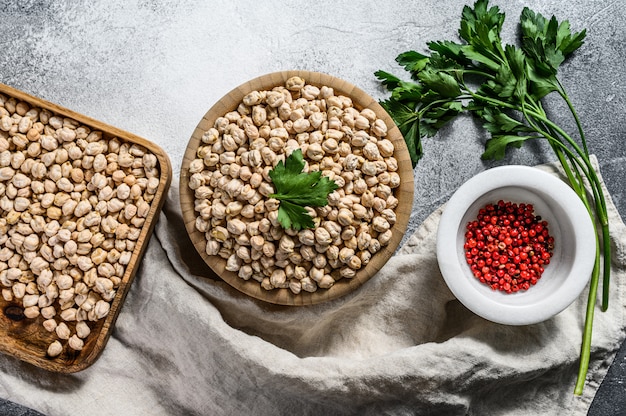 Grão de bico cru na tigela. comida nutritiva.