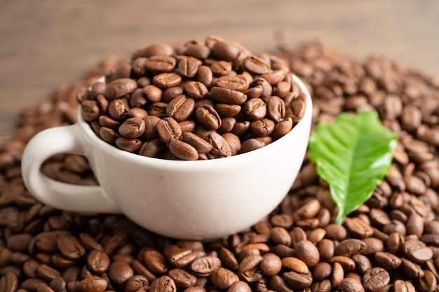 Grão de café em xícara com texto de exportação para comércio de importação e exportação