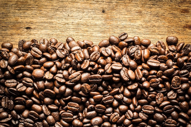 grão de café na mesa de madeira