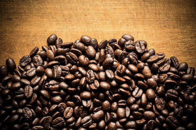 Grão de café na mesa de madeira