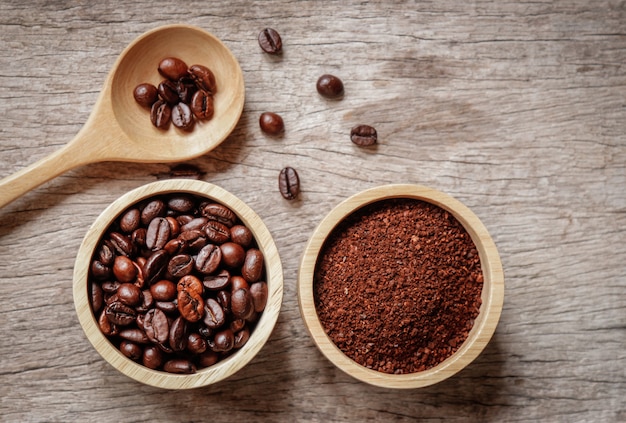 Grão de café na tigela de madeira para fazer beber café