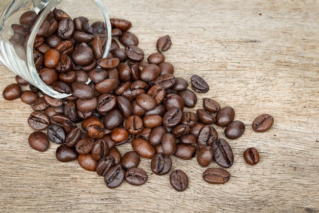 Grão de café no chão de madeira