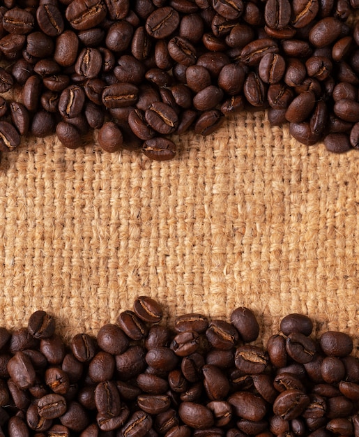 Grão de café torrado em saco de linho