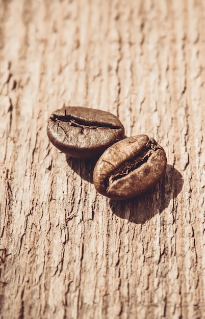 Grão de café. um copo de café. foco seletivo.