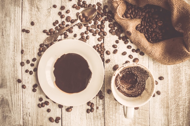 Grão de café. um copo de café. foco seletivo.