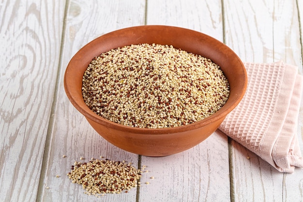 Grão de cereal seco de quinoa cru na tigela