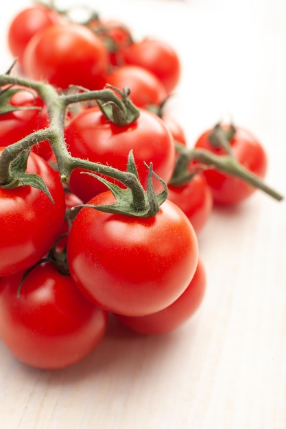 Grão de tomate de cereja isolado em branco