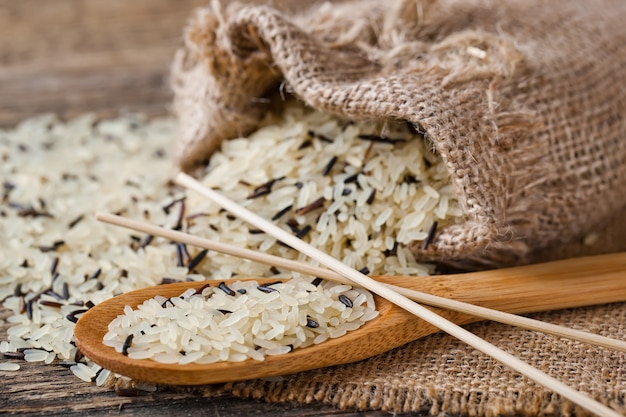 Grãos de arroz cru em um fundo branco