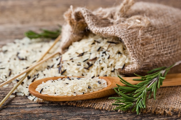 Grãos de arroz cru em um fundo branco