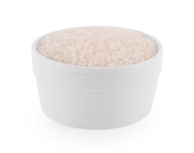 Grãos de arroz isolados no branco