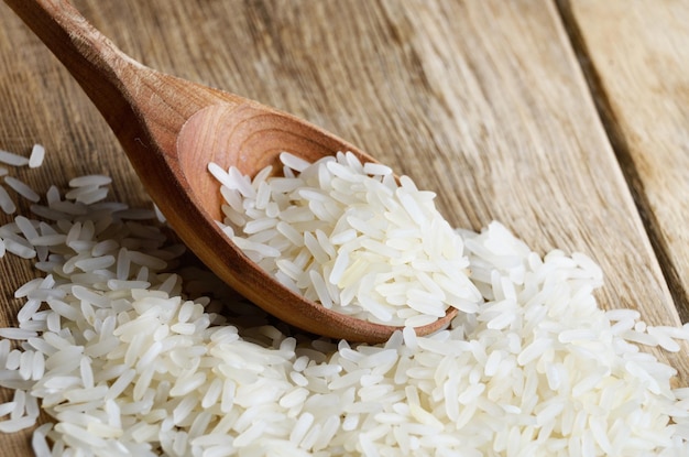 Grãos de arroz orgânico na mesa de madeira