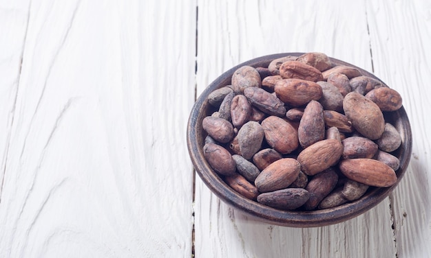 Grãos de cacau em tigela Ingrediente para chocolate