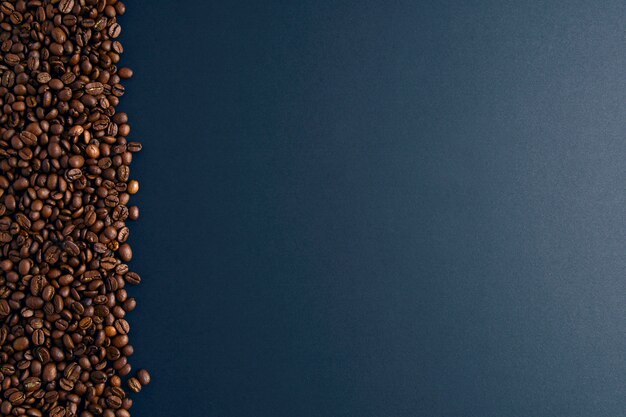 Grãos de café à esquerda no fundo preto