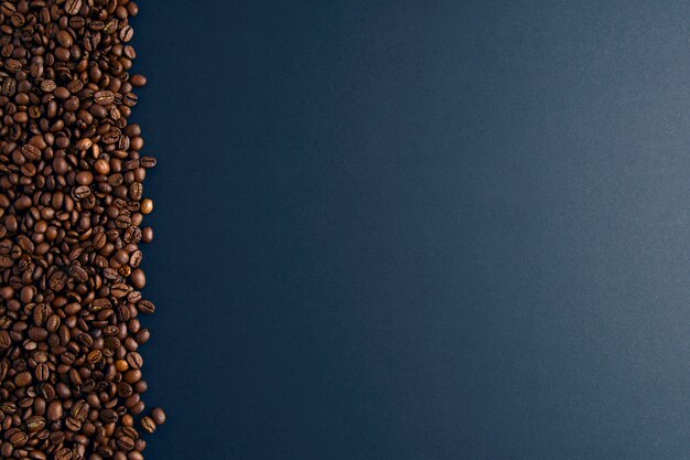 Grãos de café à esquerda no fundo preto