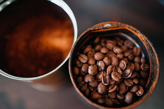 Grãos de café aromáticos e café moído ficam em potes no espaço de cópia da mesa