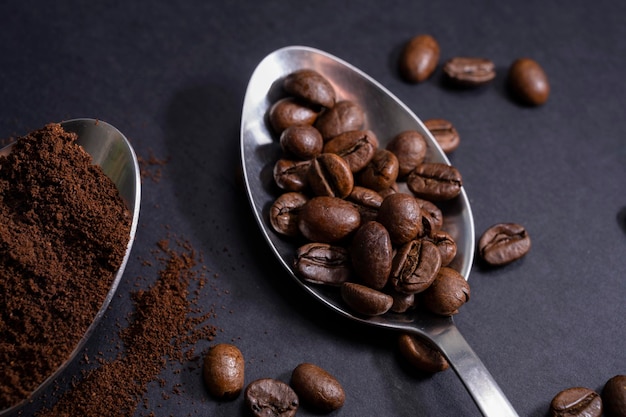 grãos de café closeup e café moído