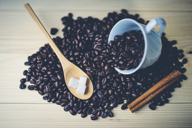 Foto grãos de café com colher de pau